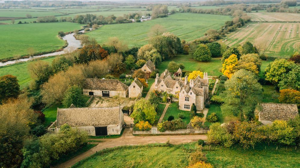 Home Tours: Kelmscott Manor In The Cotswolds | Boomers Daily